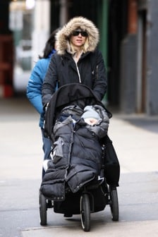 Naomi Watts with Sacha 7am enfant evolution blanket 212