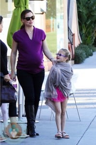 Pregnant Jenifer Garner picks up her little ballerina