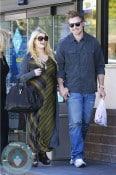 Pregnant Jessica Simpson and Eric Johnson do a pitt stop