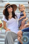Bethenny Frankel & daughter Brynn at the zoo in Florida