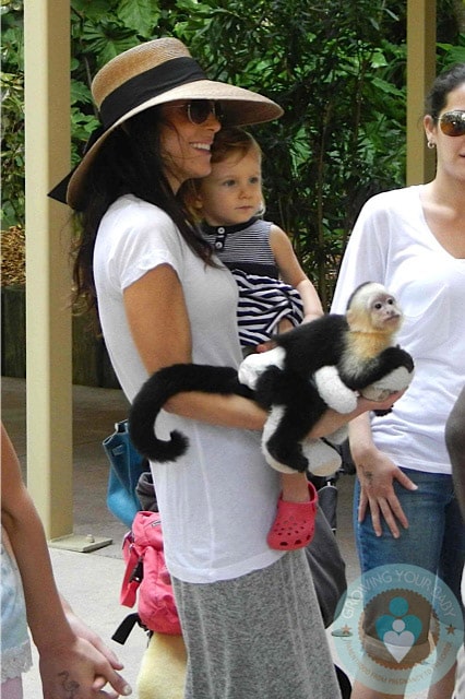 Bethenny Frankel & daughter Brynn at the zoo in Miami