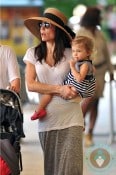 Bethenny-Frankel-&-daughter-Brynn-in-Miami