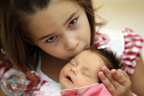 Maria Victoria Reginato Cunha with sister Maria Clara