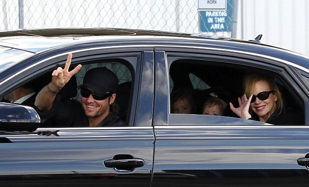 Nicole Kidman and Keith Urban wave to the camera in Sydney
