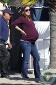 Pregnant-Jennifer-Garner-@-the-beach-with-her-girls