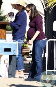 Pregnant Jennifer Garner at the beach with her girls