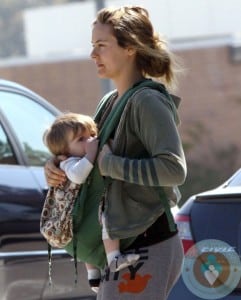 ALicia SIlverstone Breastfeeding her son Bear