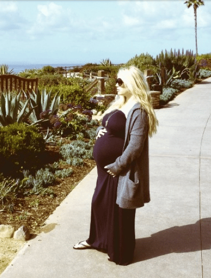 pregnant Jessica Simpson in Laguna Beach