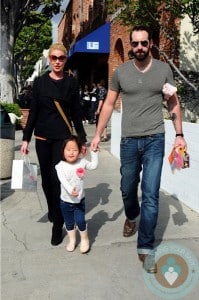 Josh Kelley and Katherine Heigl with daughter Naleigh