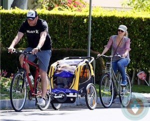 Liev Schreiber and Naomi Watts with sons Sasha & Sammy at the market in LA