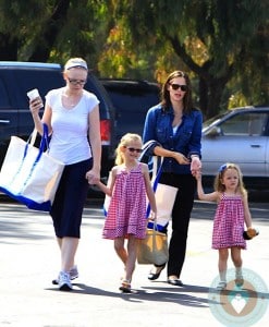 Jennifer Garner, violet affleck, seraphina affleck farmers market