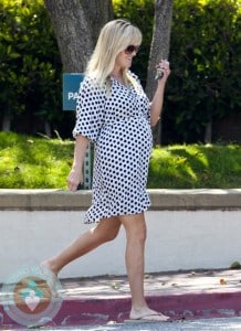 Pregnant Reese Witherspoon, LA