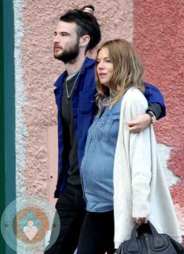 Pregnant-Sienna-Miller-with-boyfriend-Tom-Sturridge-in-Portofino,-Italy