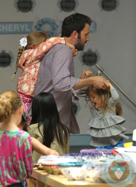 Ben Affleck, Violet Affleck, Seraphina Affleck playing during fashion camp Santa Monica