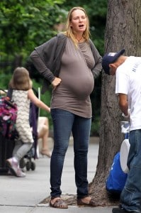 Very Pregnant Uma Thurman no make-up