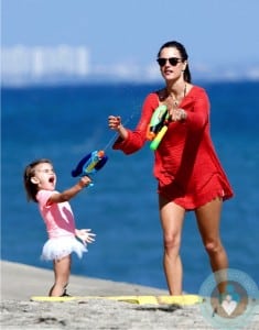 Alessandra Ambrosio, waterfight with daughter Anja Mazur