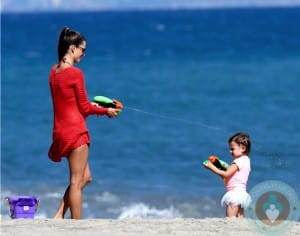 Alessandra Ambrosio, waterfight with daughter Anja Mazur @ the beach