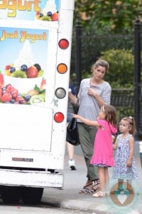 Amanda Peet grabs ice cream with her daughter Molly & Francis Benioff
