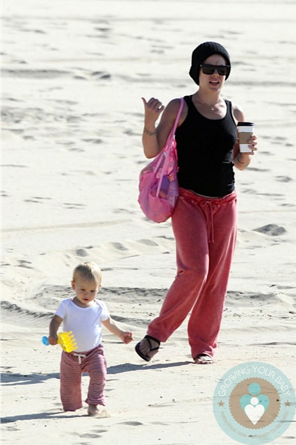 Alecia Moore with her daughter Willow at the beach