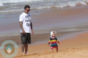 Carey Hart with daughter Willow at the beach in Australia