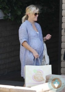 Pregnant Reese Witherspoon out in LA shopping