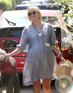 pregnant Reese Witherspoon out shopping