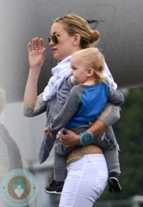 Kate Hudson & Her Sons Board A Private Jet In Paris