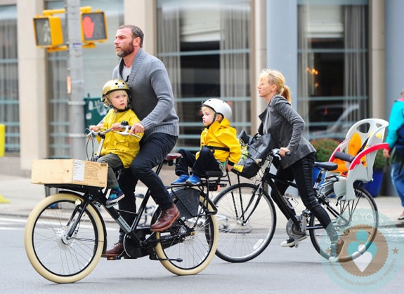 Liev Schreiber, Naomi Watts bikes through NYC with Samuel and Sasha