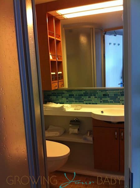 Allure of the Seas - Oceanview Cabin bathroom