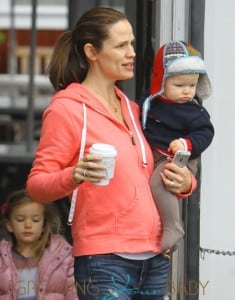 Jennifer Garner and kids go for  breakfast at the Coutnry Mart in Brentwood