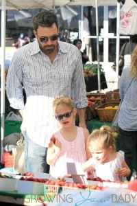 Ben Affleck spends his Sunday with daughters Violet and Seraphina as they pick up some fresh produce and flowers from a Los Angeles Farmer's Market