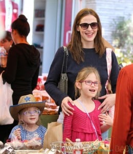 Jennifer Garner Takes Her Daughters To The Farmer's Market
