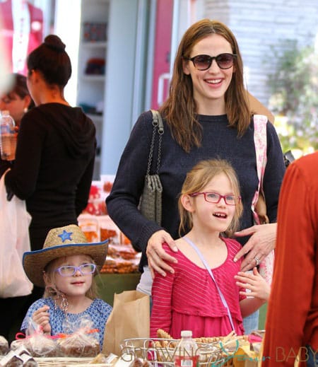 Jennifer Garner Takes Her Daughters To The Farmer's Market