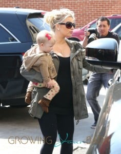 Pregnant Jessica Simpson And Her Family Stop For Mexican Food