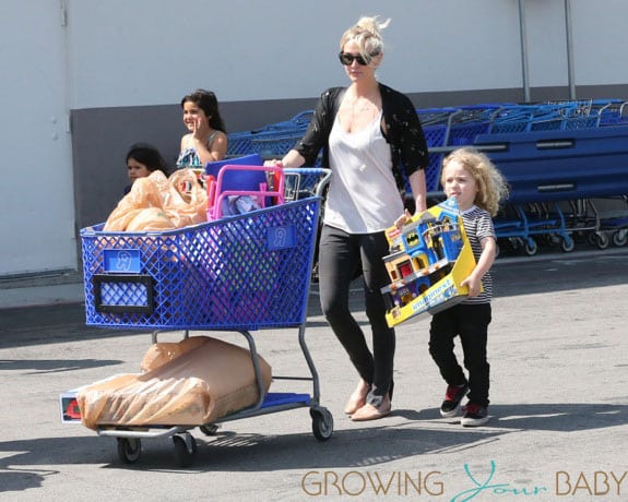 Pregnant Jessica Simpson & Family Shopping At Toys 'R' Us