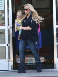 Pregnant Jessica Simpson & Family Shopping At Toys 'R' Us