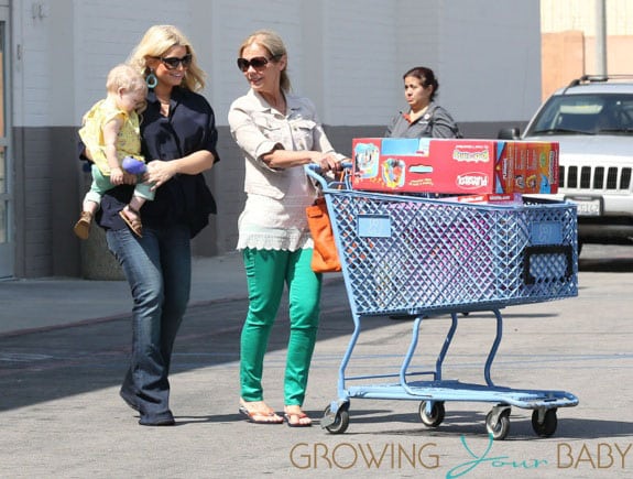 Pregnant Jessica Simpson & Family Shopping At Toys 'R' Us