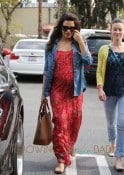 Pregnant Jenna Dewan-Tatum picks up some juice at Earth Bar