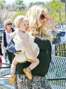 Jessica Simpson and Eric Take Maxwell To Seafood Lunch