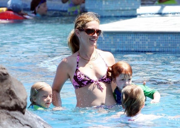  Julia Roberts and her three children, Hazel, Phinnaeus, and Henry enjoy their Hawaiian vacation