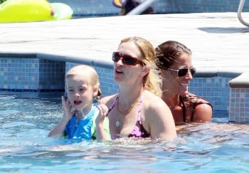 Julia Roberts and her three children, Hazel, Phinnaeus, and Henry enjoy their Hawaiian vacation
