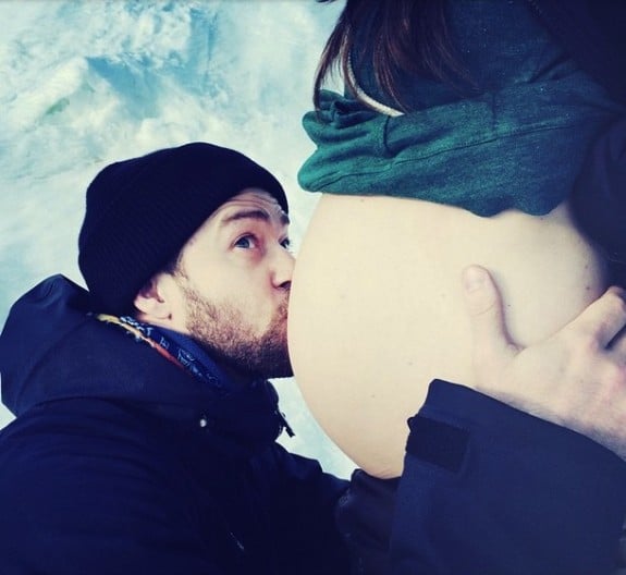 Justin Timberlake Kisses wife Jessica's growing belly!