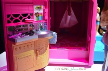 Barbie Pop-up Camper - kitchen :sleeping area
