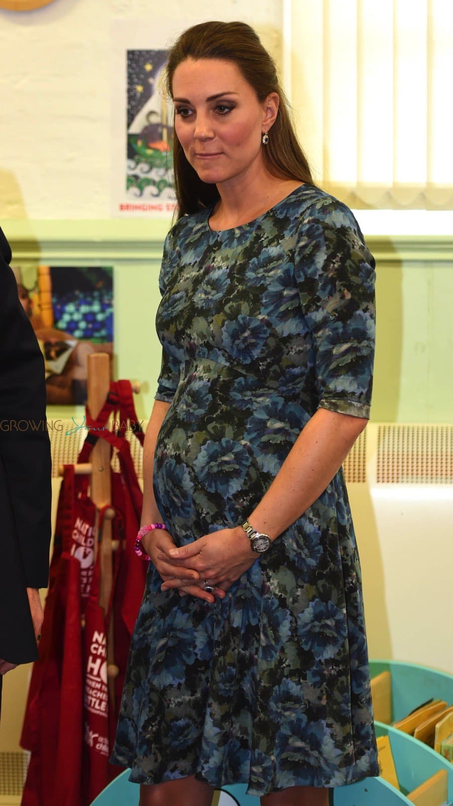 Pregnant-Kate-Middleton-is-all-smiles-spending-time-with-the-children-while-visiting-Cape-Hill-Childrens-Centre-in-Smethwick-London.jpg