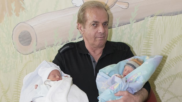 The proud father presented at the Klinikum Wels his little twin sons Eldion and Elmedin
