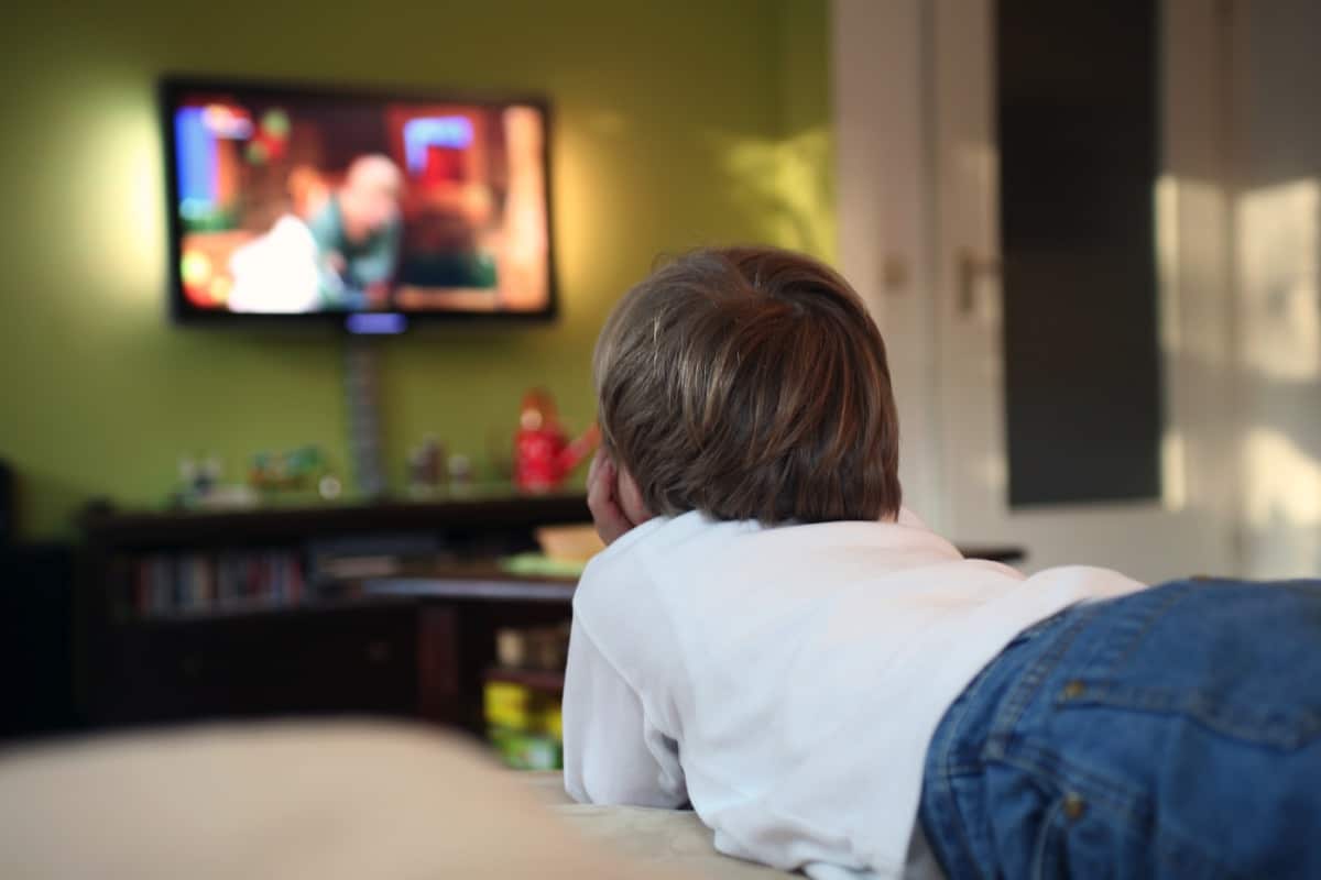 child watching tv