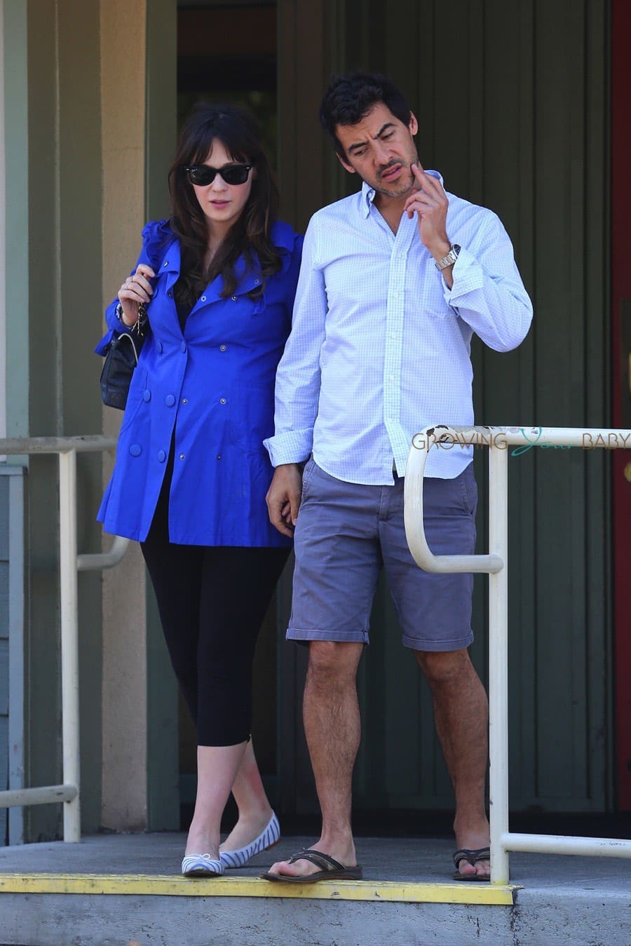 A Pregnant Zooey Deschanel Lunches With Friends in LA