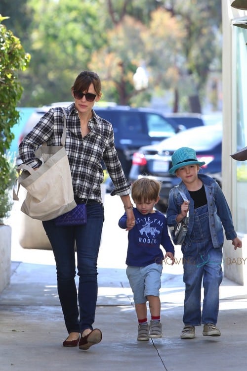 Jennifer Garner Visits The Market With Sam & Seraphina