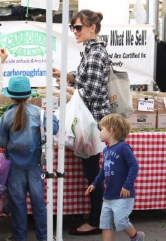 Jennifer Garner Visits The Market With Sam and Seraphina