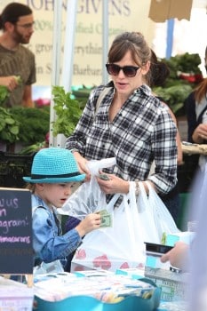 Jennifer Garner at The Market With Sam & Seraphina